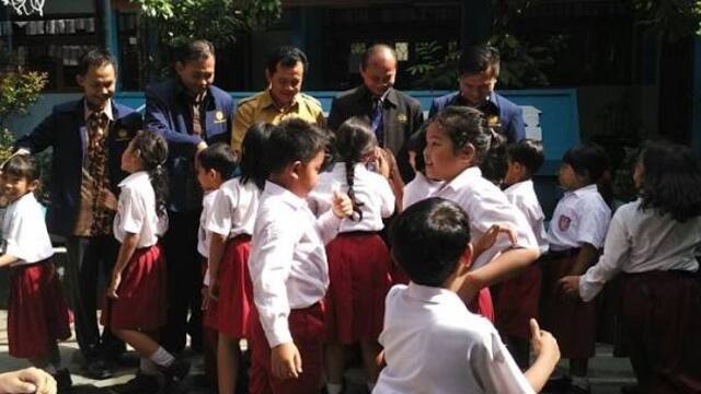 Pentingnya Menjaga Sikap Santun kepada Guru di Sekolah